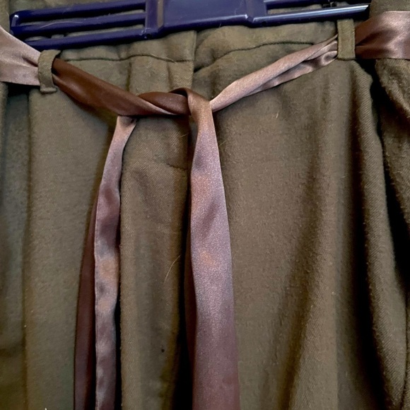 Gorgeous soft olive felt like pants, self belt - Picture 1 of 6